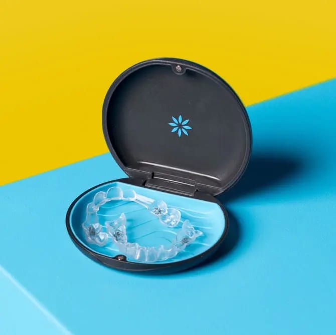 Invisalign First® udlage u kutijici